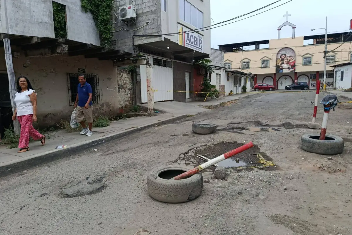 La calle Venezuela del barrio Miraflores está cerrado al tránsito por sus propios vecinos ante el deterioro que presenta., El Diario