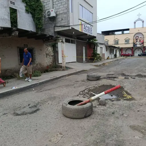 Vecinos de calle Venezuela cierran la vía por el grave deterioro
