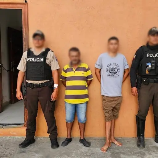 Detienen a dos hombres por robo de vehículos y microtráfico de drogas en Manta