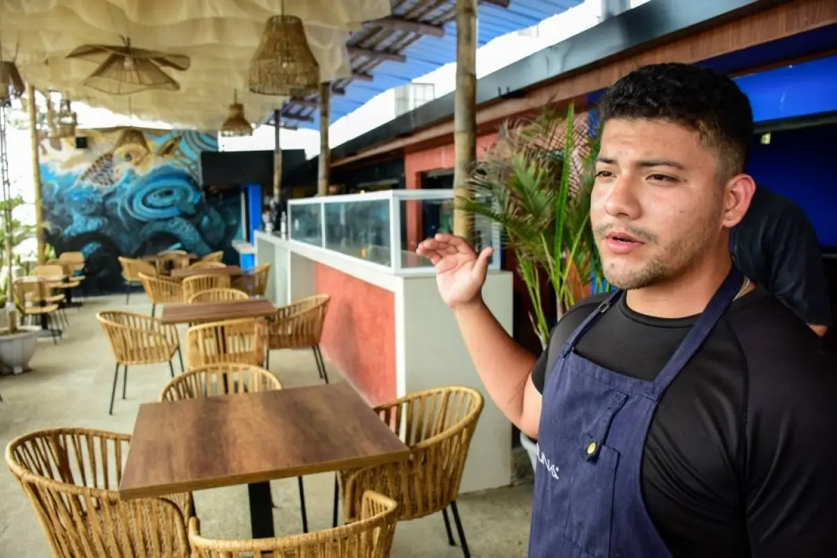 Gustavo Jaramillo, trabajador de Suna Kitchen, muestra el remodelado espacio en el malecón, frente al mar. , El Diario.
