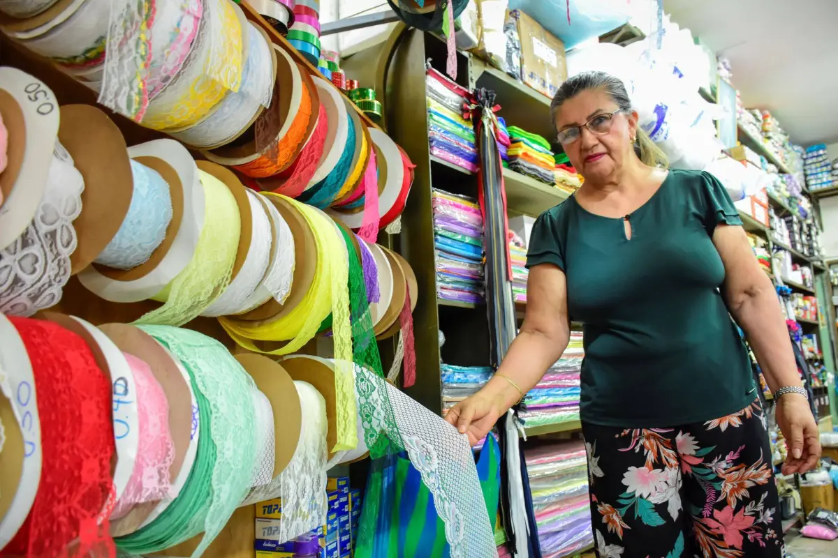 Los encajes que se comercializan en Novedades Leticia, llegan de Colombia y han sentido un alza., El Diario