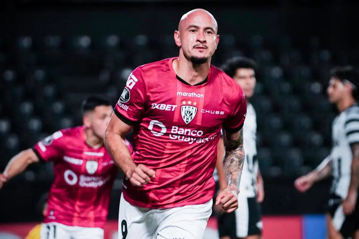 Carlos González marcó los tres goles de Independiente del Valle ante Libertad