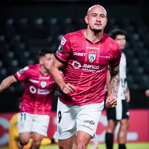 Carlos González marca tres goles y lidera el triunfo de Independiente del Valle ante Libertad