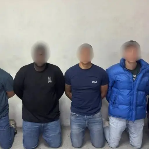 Cinco falsos agentes de la Policía Nacional fueron detenidos en el norte de Quito por el delito de extorsión