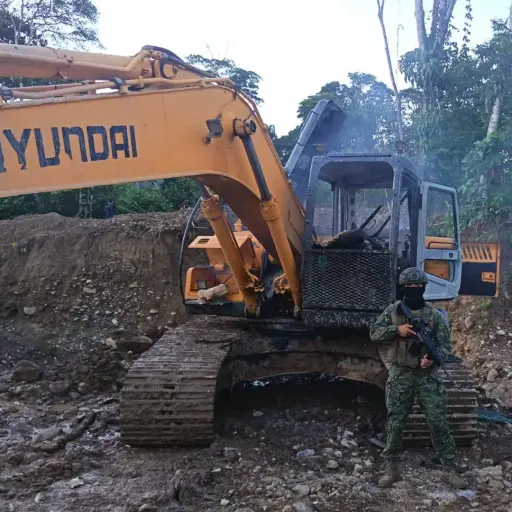 Personal militar inhabilita maquinaria utilizada en minería ilegal en Tena
