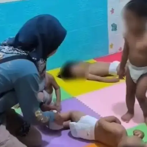 Policía de Indonesia clausura guardería y acusa a 13 personas por maltrato infantil