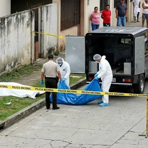 Un hombre fue asesinado a tiros junto al portal de una vivienda en el cantón San Vicente