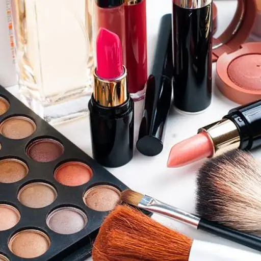 La Unión Europea bajo presión para eliminar cosméticos con ingredientes peligrosos