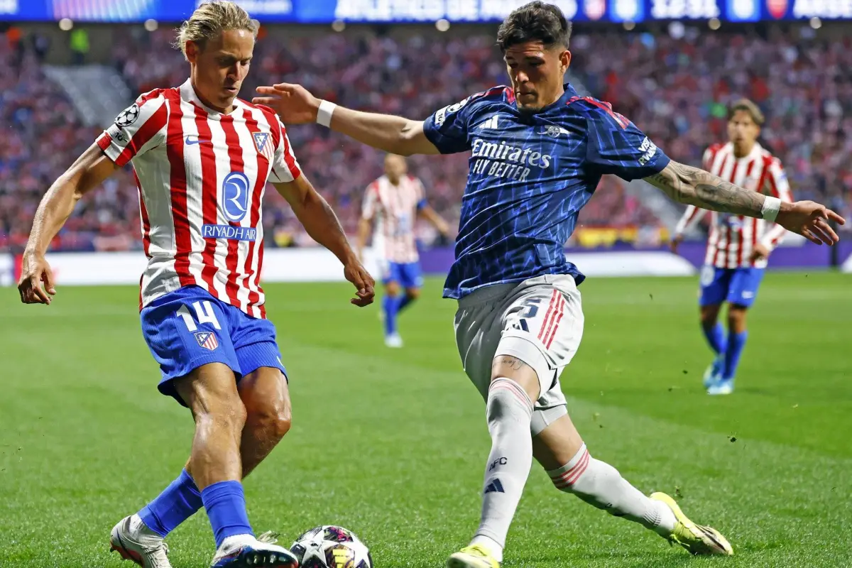 El defensa ecuatoriano Piero Hincapié en una acción con Marcos Llorente