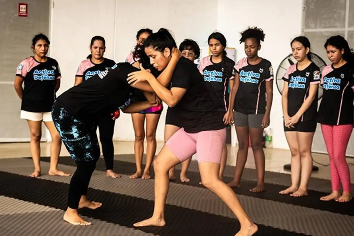 Mujeres de Guayaquil reciben formación en defensa personal a través de programa deportivo