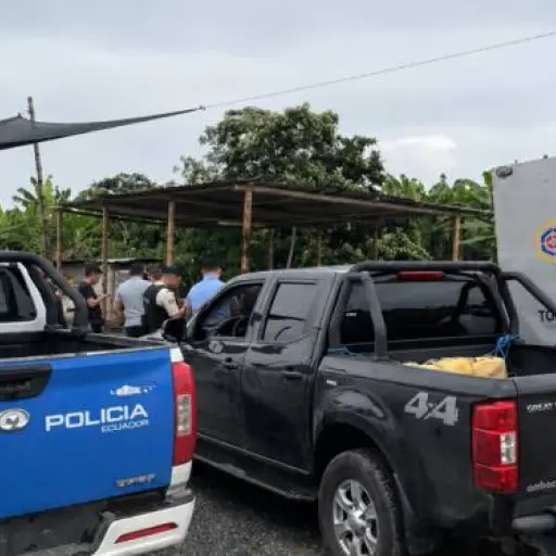 Hallan restos humanos y panfleto con amenazas en vía de El Guabo