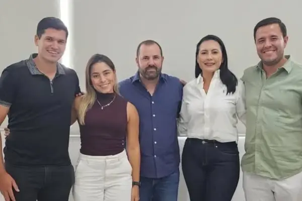 El movimiento ADN se reúne en Manta bajo estricto hermetismo para evaluar precandidaturas seccionales.