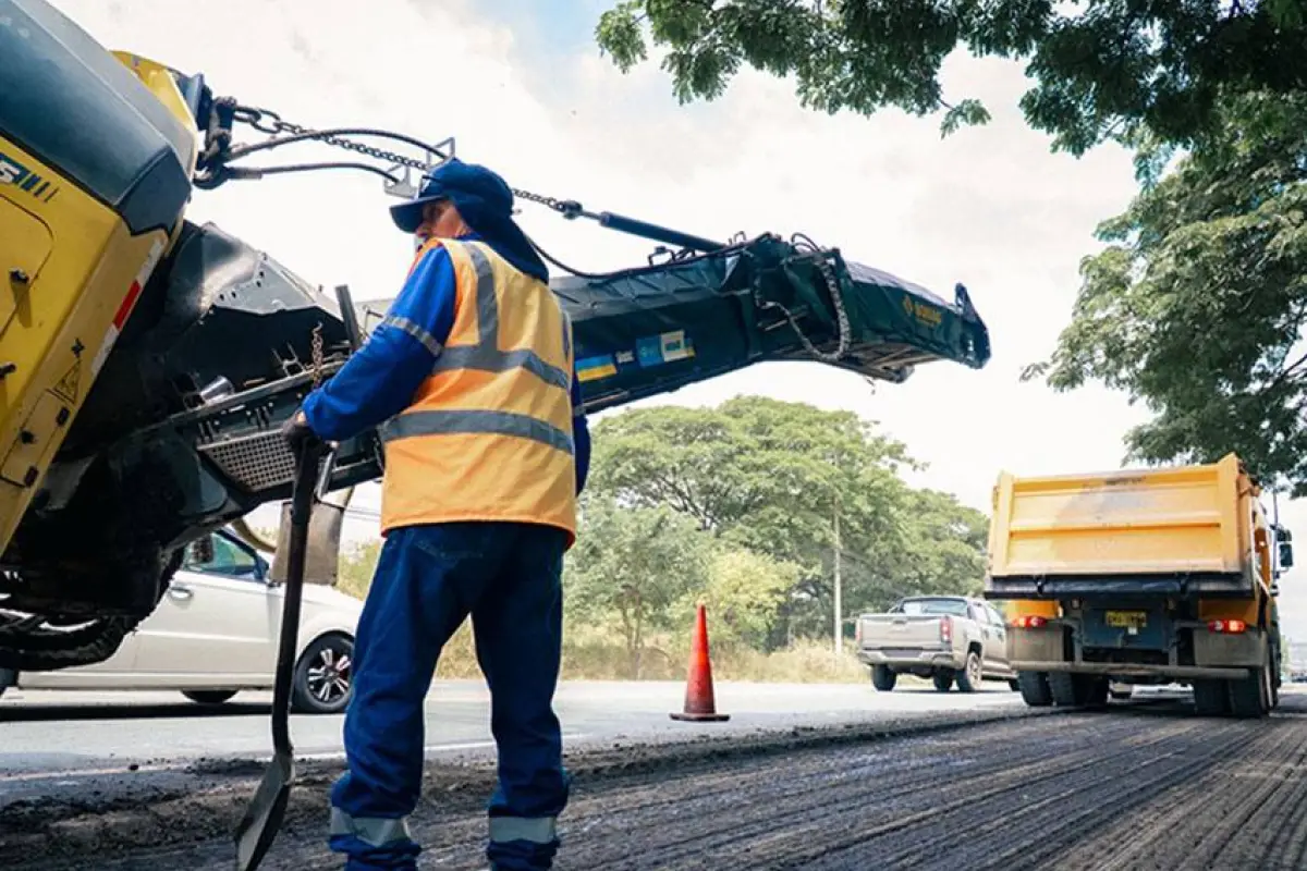 Trabajos de bacheo en la vía a la Costa, Municipio de Guayaquil