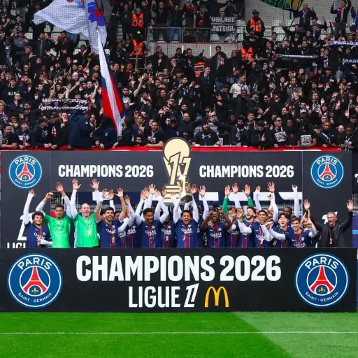 PSG con Pacho recibe el trofeo de la Ligue 1 tras cerrar la temporada con derrota ante Paris FC