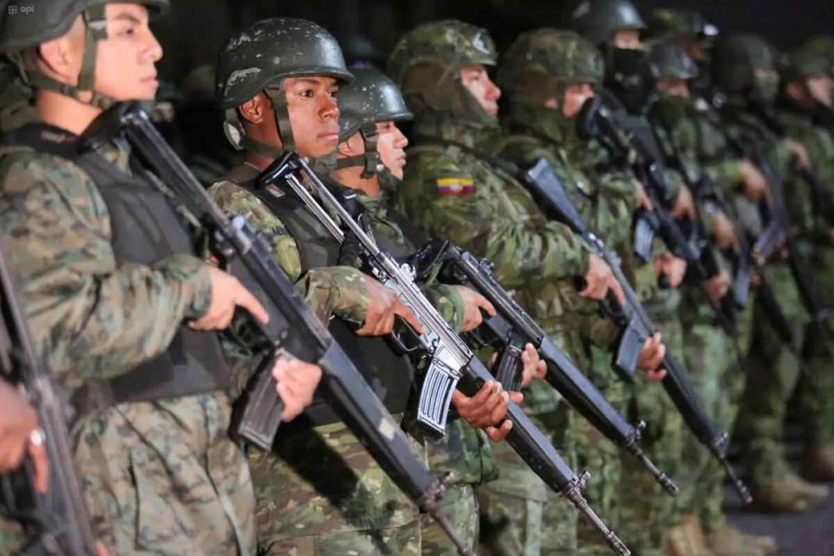 Miembros de las Fuerzas Armadas en operativo de control durante el toque de queda en Ecuador de mayo de 2026
