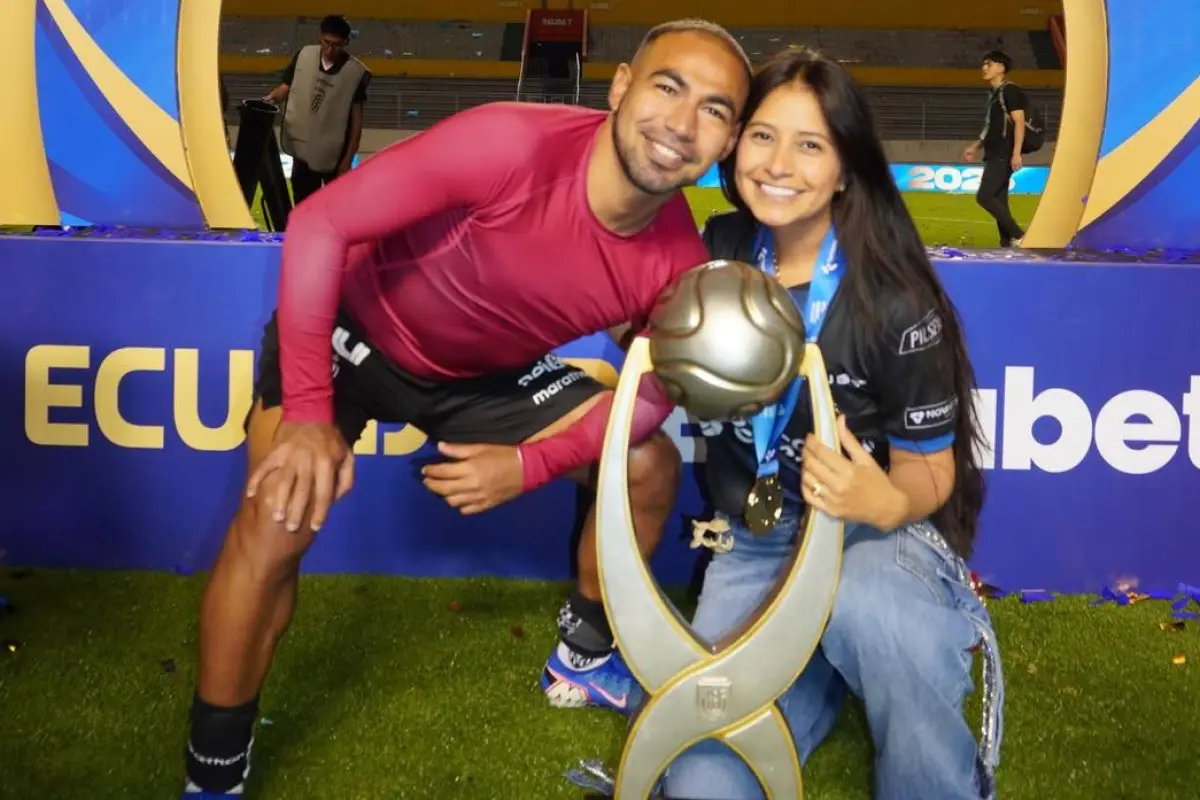 Junior Sornoza junto a su esposa posan con la Supercopa Ecuador