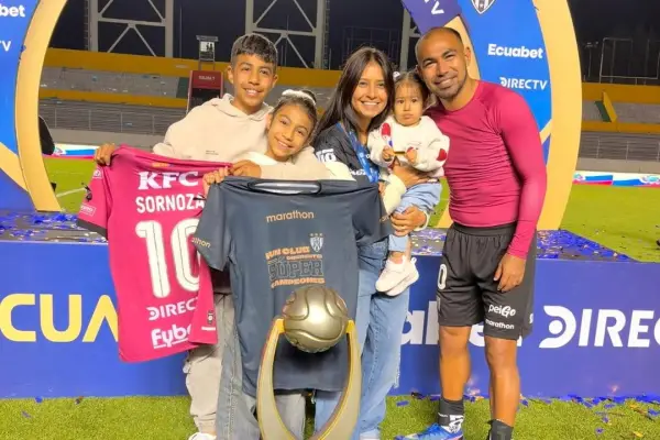 El manabita Junior Sornoza junto a su familia celebran el nuevo título con Independiente del Valle