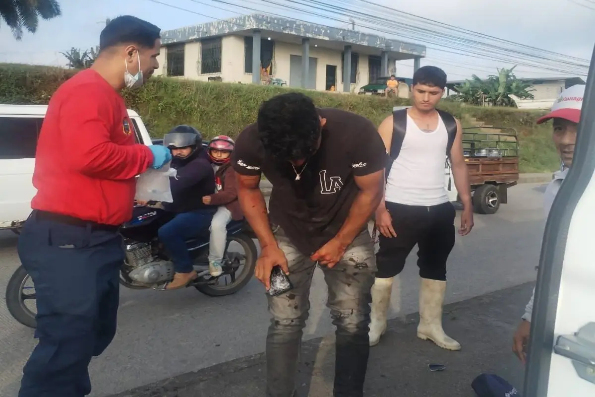 Los bomberos de El Carmen auxiliaron a los heridos., Cortesía