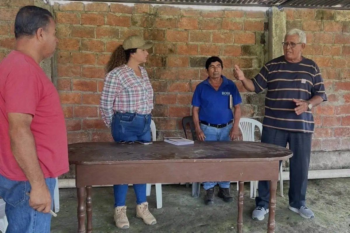 La concejal Nicole Zambrano en diálogo con dirigentes de Las Flores.
