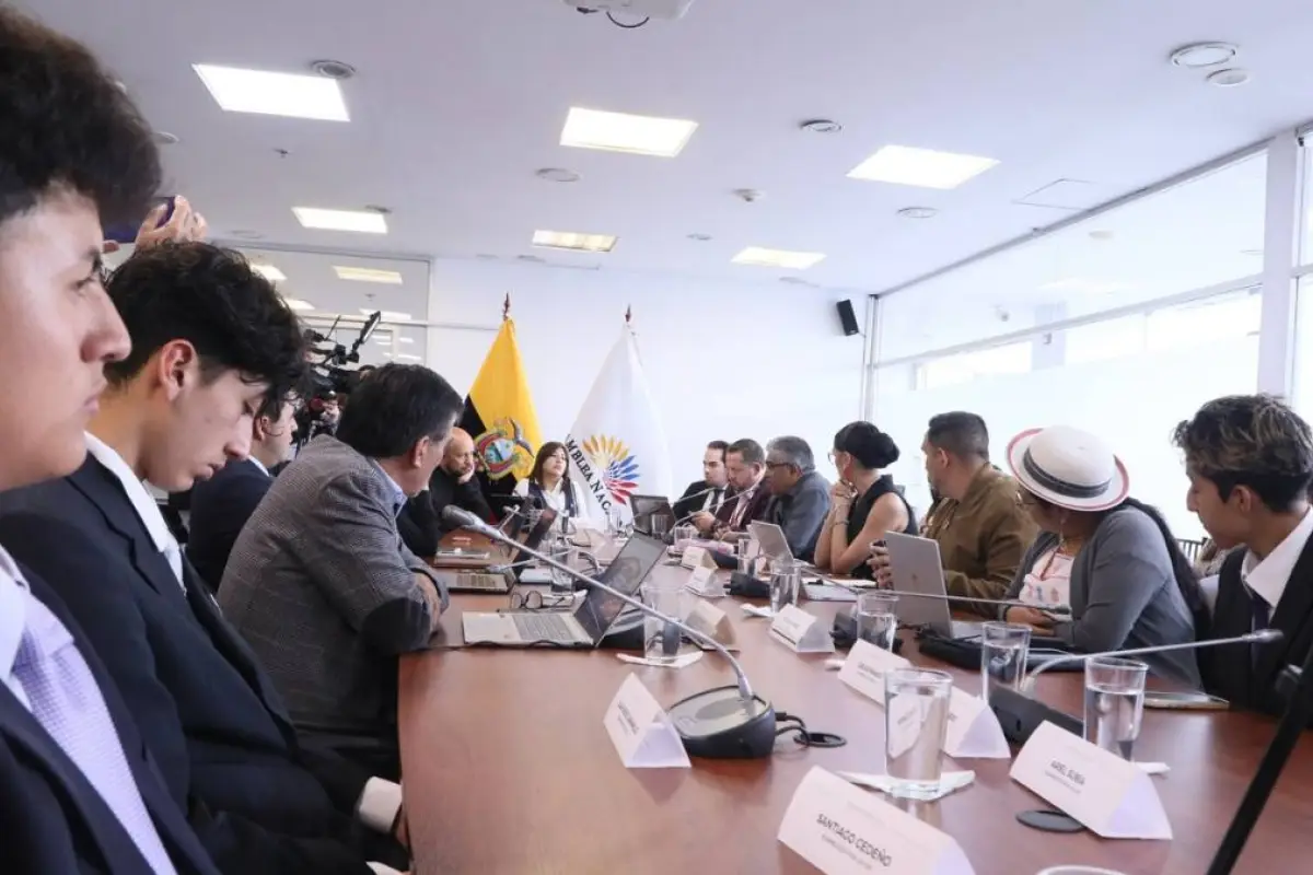 Comisión de Seguridad recibe propuesta para endurecer Ley de Tránsito tras muerte de estudiante en Quito.