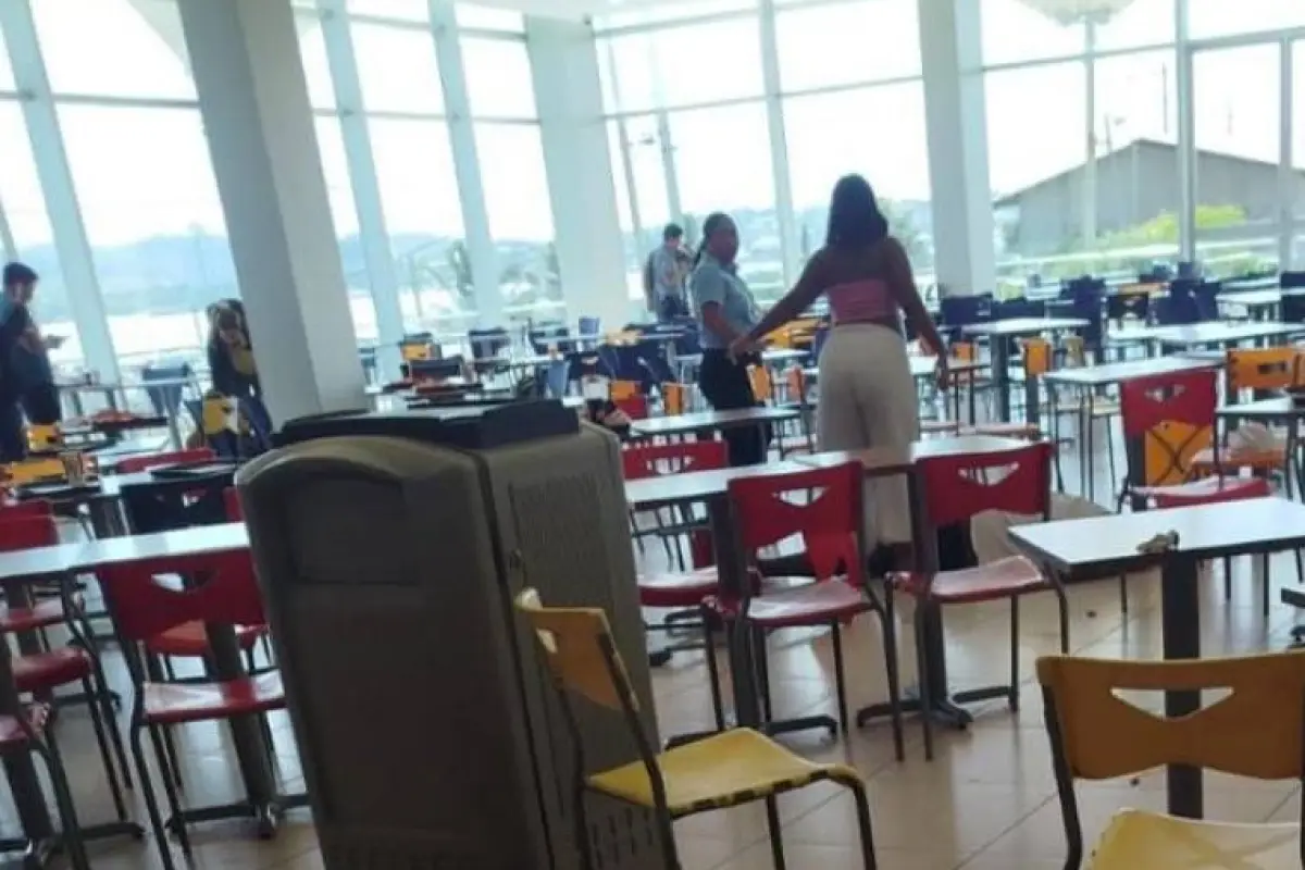 El ataque armado ocurrió dentro del patio de comidas del centro comercial, en Playas., Foto: Redes Sociales