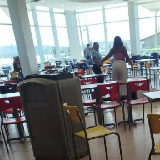 Un muerto y cuatro heridos dejó una balacera registrada dentro de un centro comercial en Playas