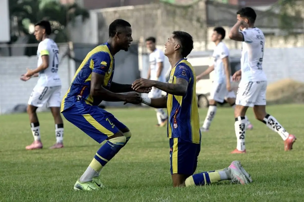 Jugadores de Astillero FC celebrando la clasificación ante la desilución de los de Guayaquil City., Foto: Apifoto