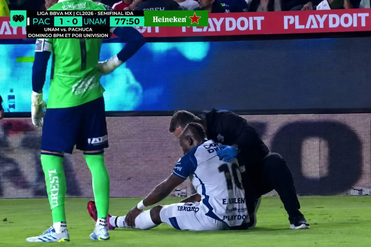 Enner Valencia siendo atendido por el cuerpo médico de Pachuca., Captura de video.