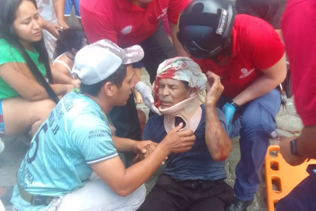 Vecinos y bomberos ayudaron al herido ants d ser llevado a un hospital., Cortesía