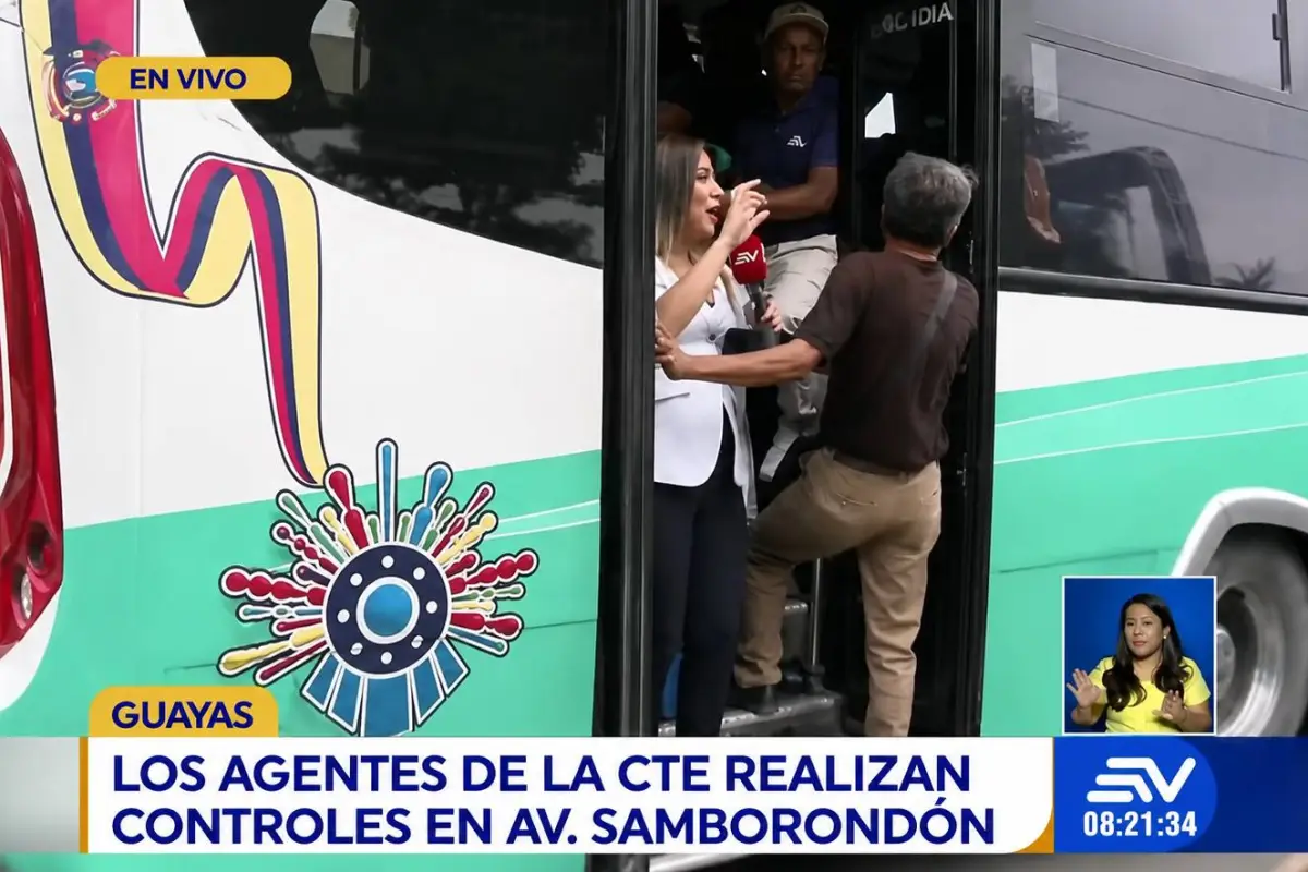 La periodista mientras avanzaba en la unidad de transporte., Captura de video.