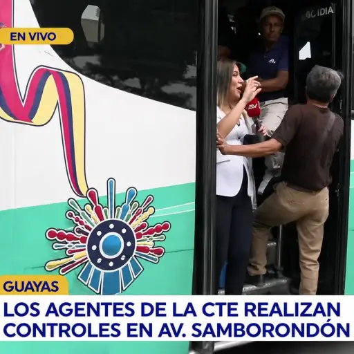 VIDEO | Periodista de Ecuavisa, Vanessa Robles, fue llevada por un bus durante transmisión en vivo