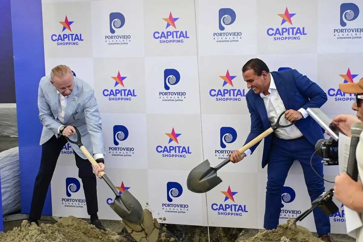 Momento en que fue colocada la primera piedra de Capital Shopping.