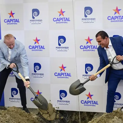 El alcalde de Portoviejo y el director de Portoshops colocan la primera piedra de Capital Shopping, el centro comercial más grande de Manabí