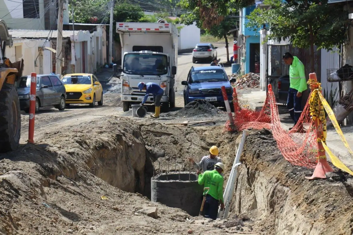 El trabajo que se ejecuta pone fin a los reboses de aguas servidas en el barrio Altagracia., El Diario