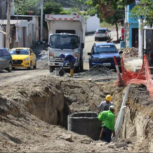 Nueva tubería pone fin a contaminación en Av. La Amistad; obra tiene 90% de avance