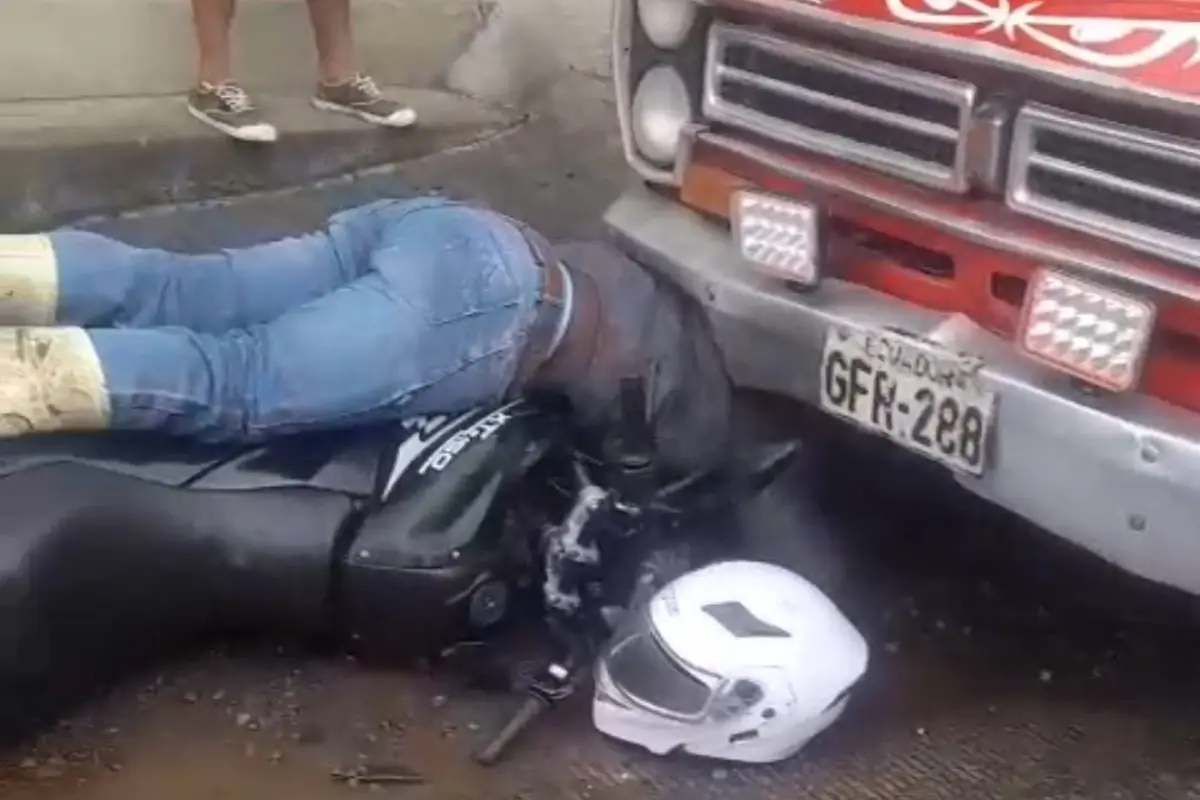 El hombre quedó debajo del vehículo junto a la motocicleta que conducía., Cortesía