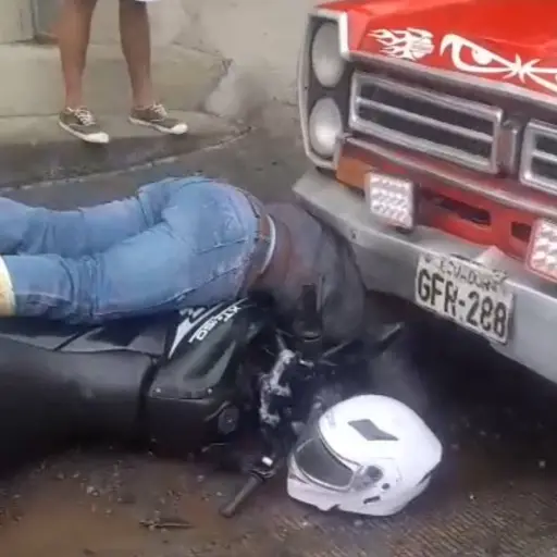 Motociclista queda atrapado bajo camioneta tras choque en El Carmen