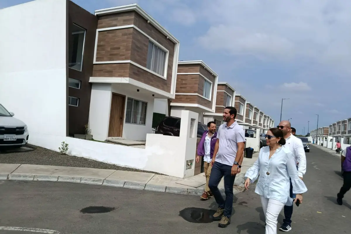 El ministro Roberto Luque mientras recorría la urbanización Altos del Pacífico que cuenta con el respaldo del Gobierno Nacional. , El Diario