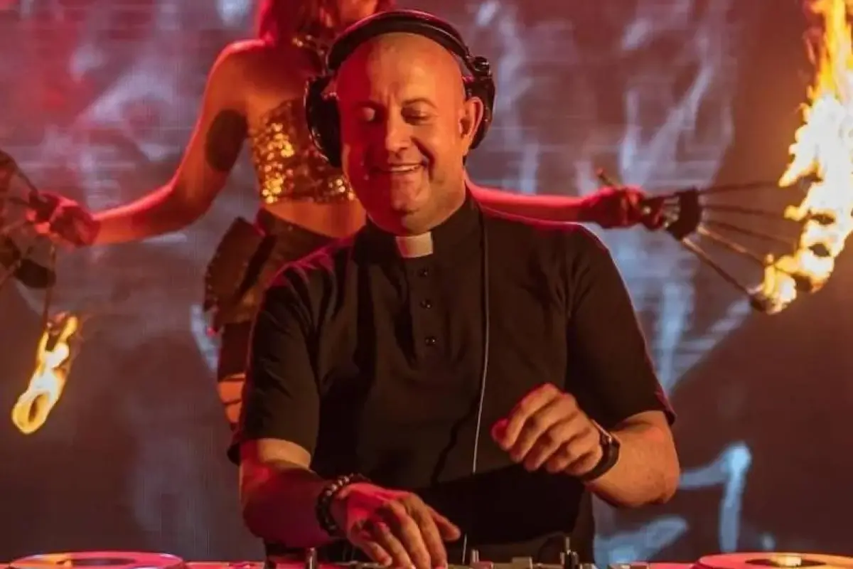 El músico y sacerdote portugués Guilherme, es reconocido por fusionar música electrónica con mensajes cristianos., Foto: Agencias