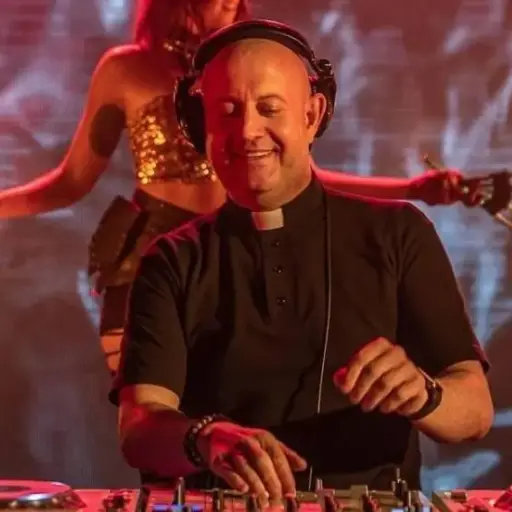 El sacerdote y DJ portugués Padre Guilherme confirma su primer concierto en Quito