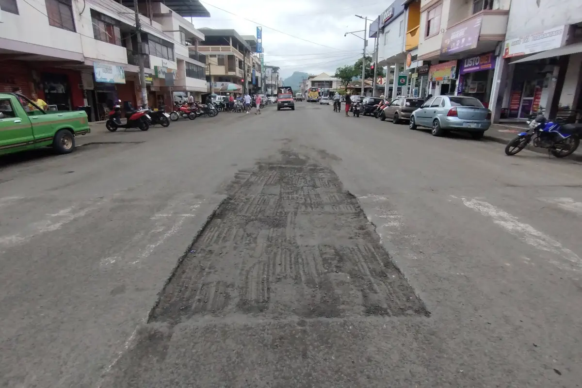 Uno de los huecos sin asfaltar en la calle Ángel Rafael Álava, de Santa Ana. 