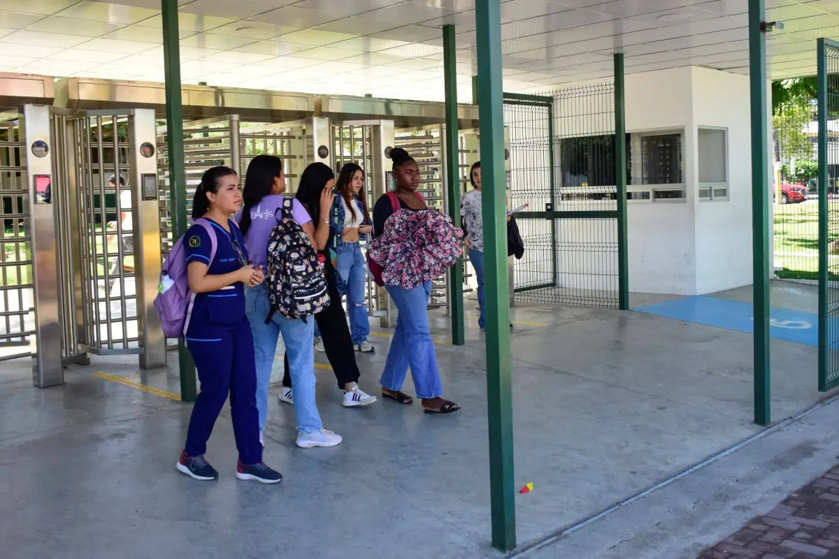 La Universidad Técnica de Manabí, ha invertido en los accesos peatonales y vehiculares, como parte de su seguridad., El Diario