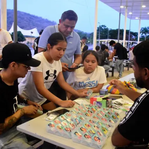 Portoviejo: La fiebre por el álbum del Mundial se toma el parque La Rotonda