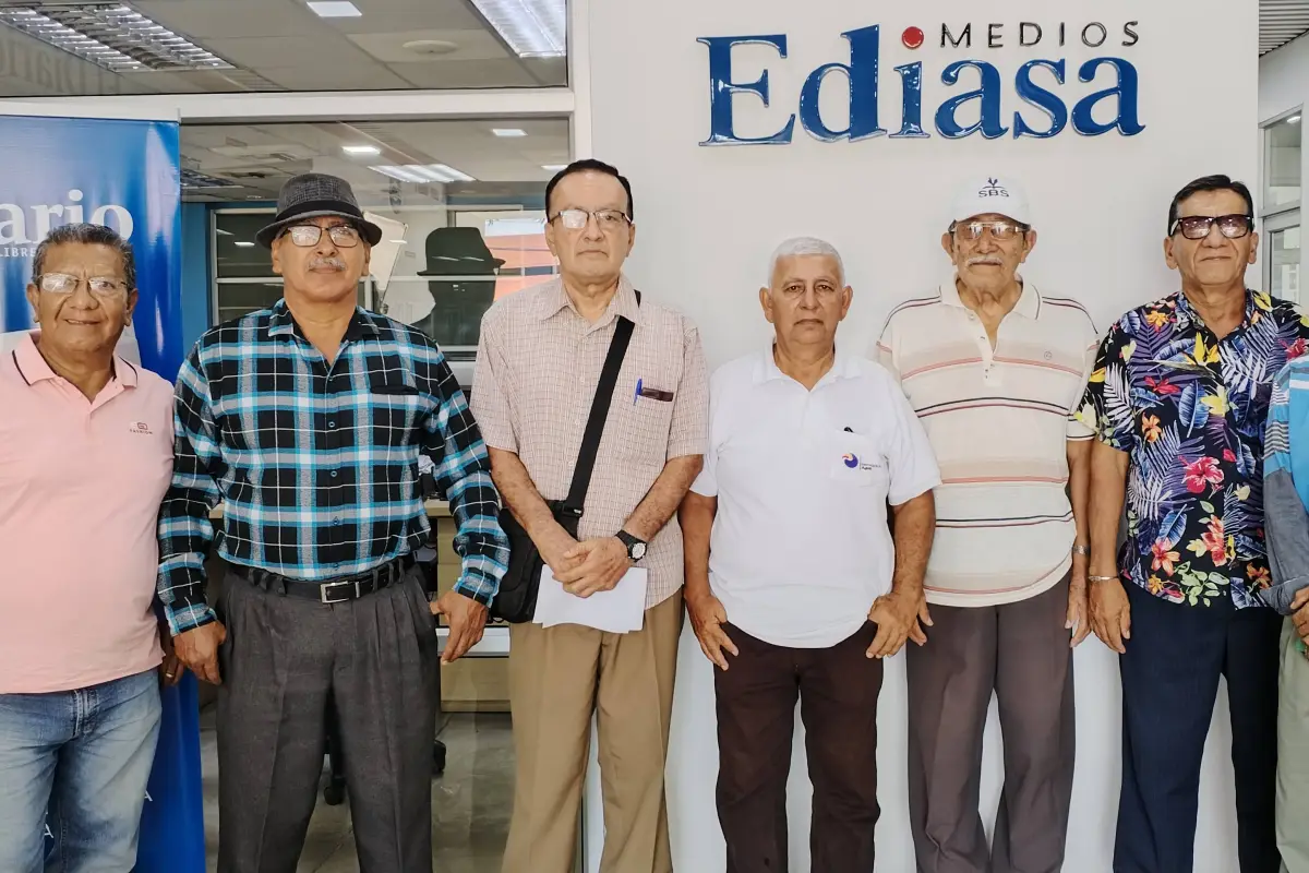 Los jubilados durante su visita a la sede de Medios Ediasa. 