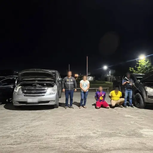 Tres sospechosos detenidos por tenencia de armas y clonación de vehículos.