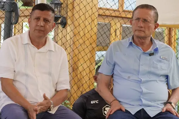 Agustín Casanova (der.) es el líder provincial del movimiento Caminantes.