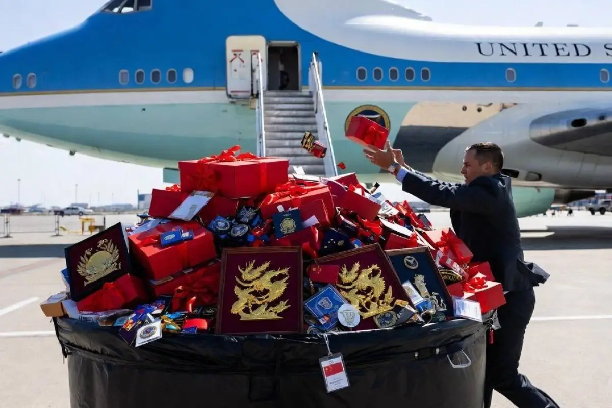 Cajas con regalos, gafetes, tarjetas de acceso y celulares quedaron sobre la pista ante de regresar a Estados Unidos., Fotos. Agencias