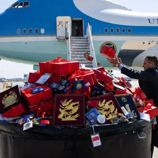 ¡Tiraron todo! El impactante motivo por el que Donald Trump dejó varios regalos chinos en la basura
