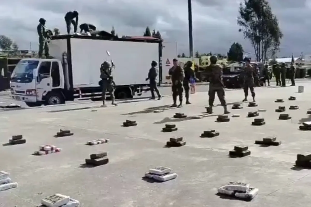 Más de mil paquetes rectangulares de marihuana estaban escondidos en el furgón de un camión., Foto: X Fuerzas Armadas