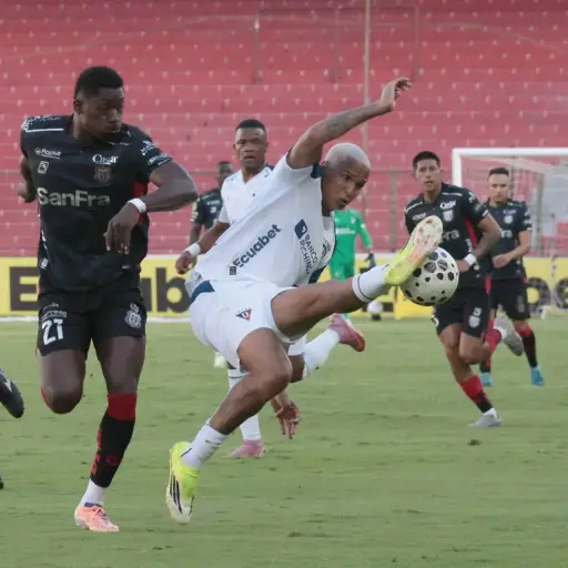 Con un insólito autogol, en el último minuto, Liga de Quito remontó en su estadio